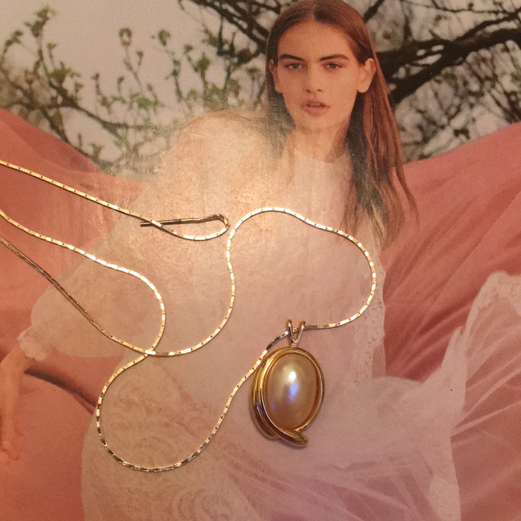 Beautiful Vintage Pendant With Gold Tone Chain